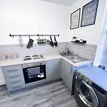 Cosy Flat By Anfield: 5 Minutes From The Stadium!