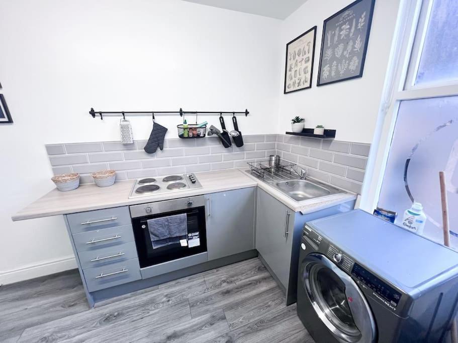 Cosy Flat By Anfield: 5 Minutes From The Stadium! *